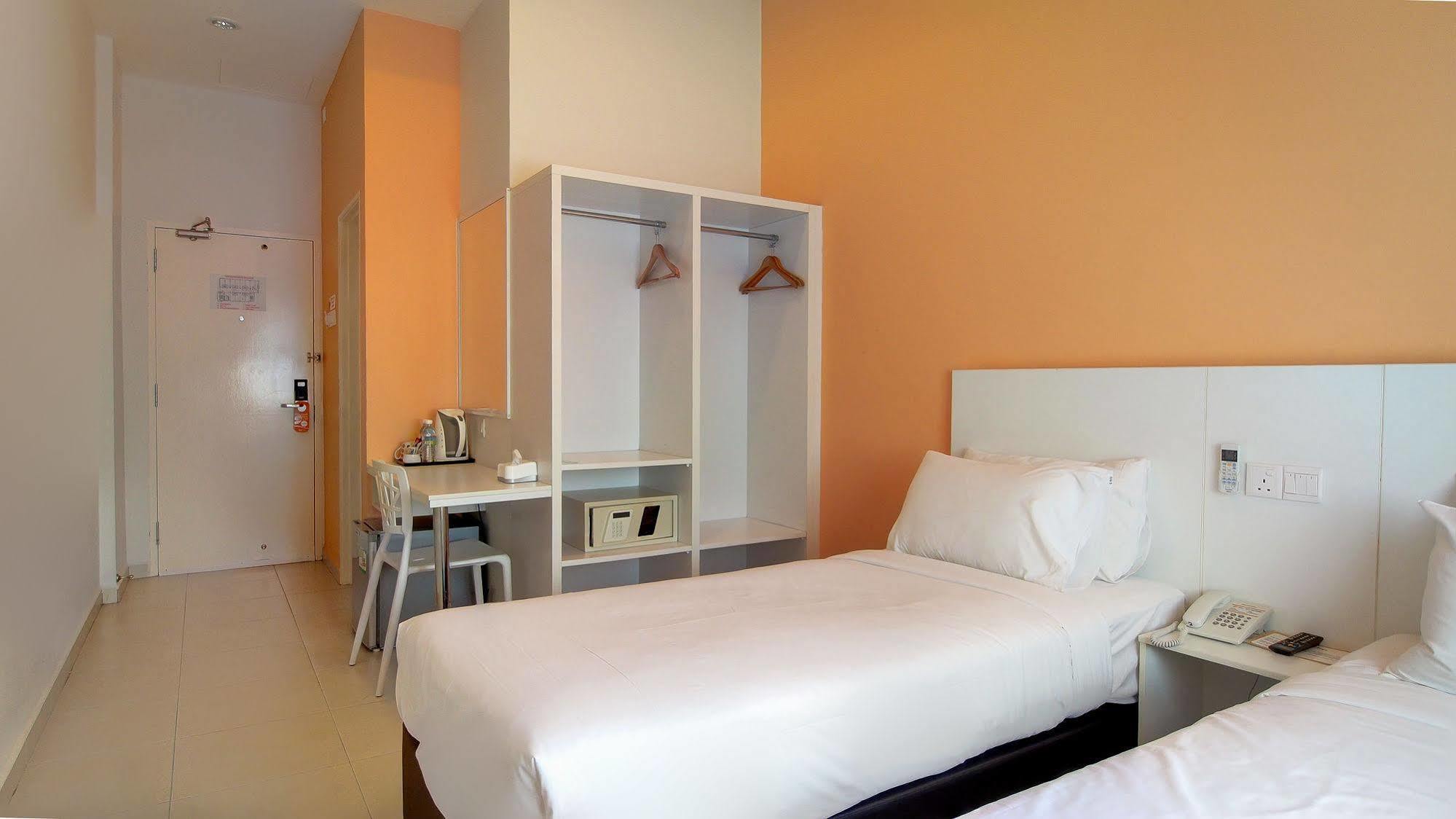 G Inn George Town  Kültér fotó